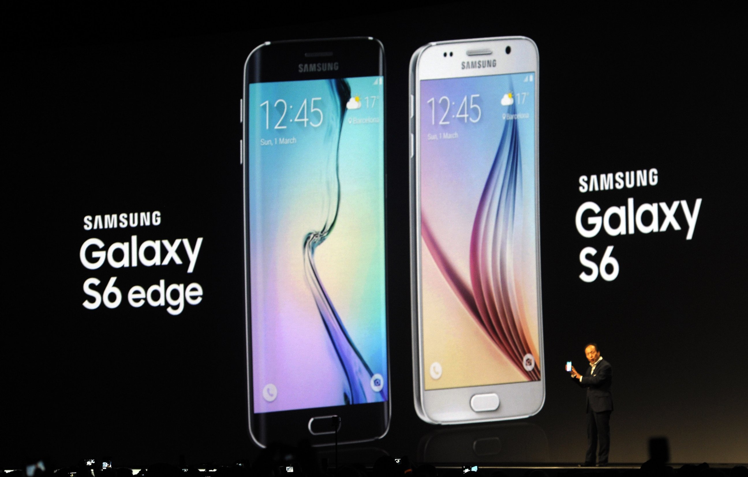 PHOTO: JK Shin, CEO of Samsung's mobile division, shows the new Galaxy S6 and S6 Edge, during a Samsung Galaxy Unpacked 2015 event on the eve of this week?s Mobile World Congress wireless show, in Barcelona, Spain, Sunday, March 1, 2015. 