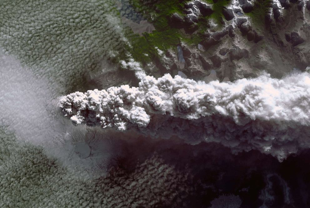 FOTO: El volcán Puyehue-Cordón Caulle en el sur de Chile vuelve a la vida después de décadas de inactividad, 11 de junio de 2011. 