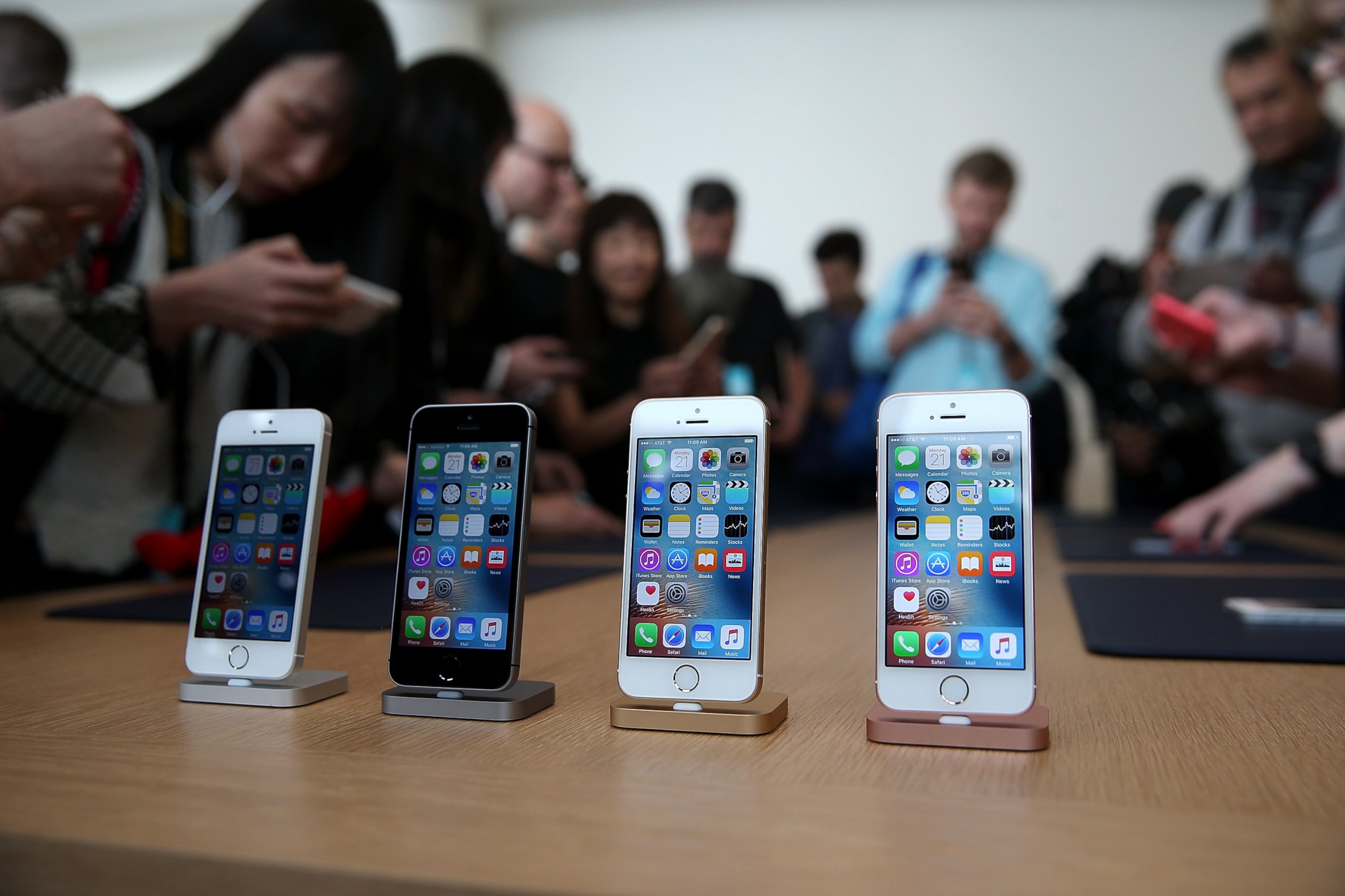 PHOTO: The new iPhone SE is displayed during an Apple special event at the Apple headquarters on March 21, 2016 in Cupertino, Calif. 