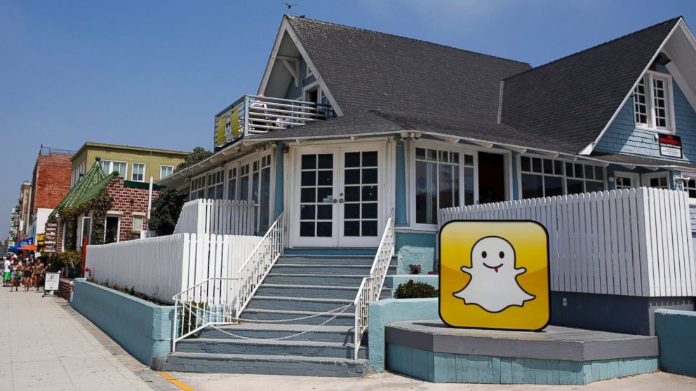 The Snapchat Inc. logo stands outside the company's headquarters on the strand at Venice Beach in Los Angeles, California, U.S., on Wednesday, Aug. 14, 2013. 
