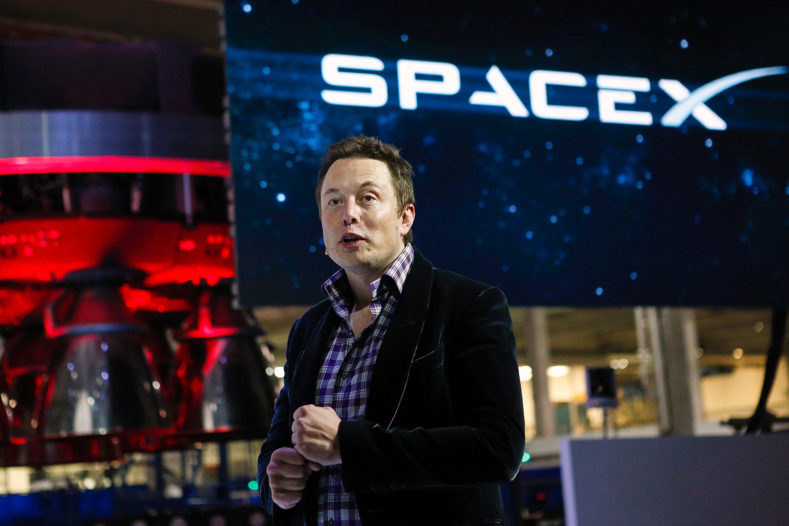 PHOTO: Elon Musk, chief executive officer of Space Exploration Technologies Corp. (SpaceX), speaks at the unveiling of the Manned Dragon V2 Space Taxi in Hawthorne, Calif., May 29, 2014.