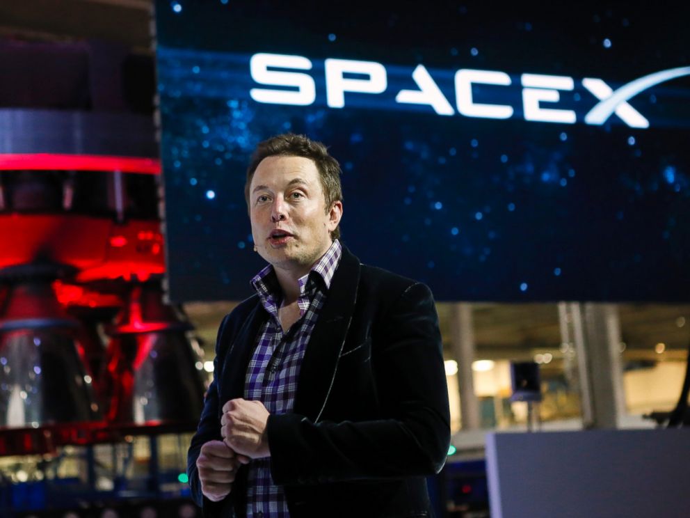 PHOTO: Elon Musk, chief executive officer of Space Exploration Technologies Corp. (SpaceX), speaks at the unveiling of the Manned Dragon V2 Space Taxi in Hawthorne, Calif., May 29, 2014.