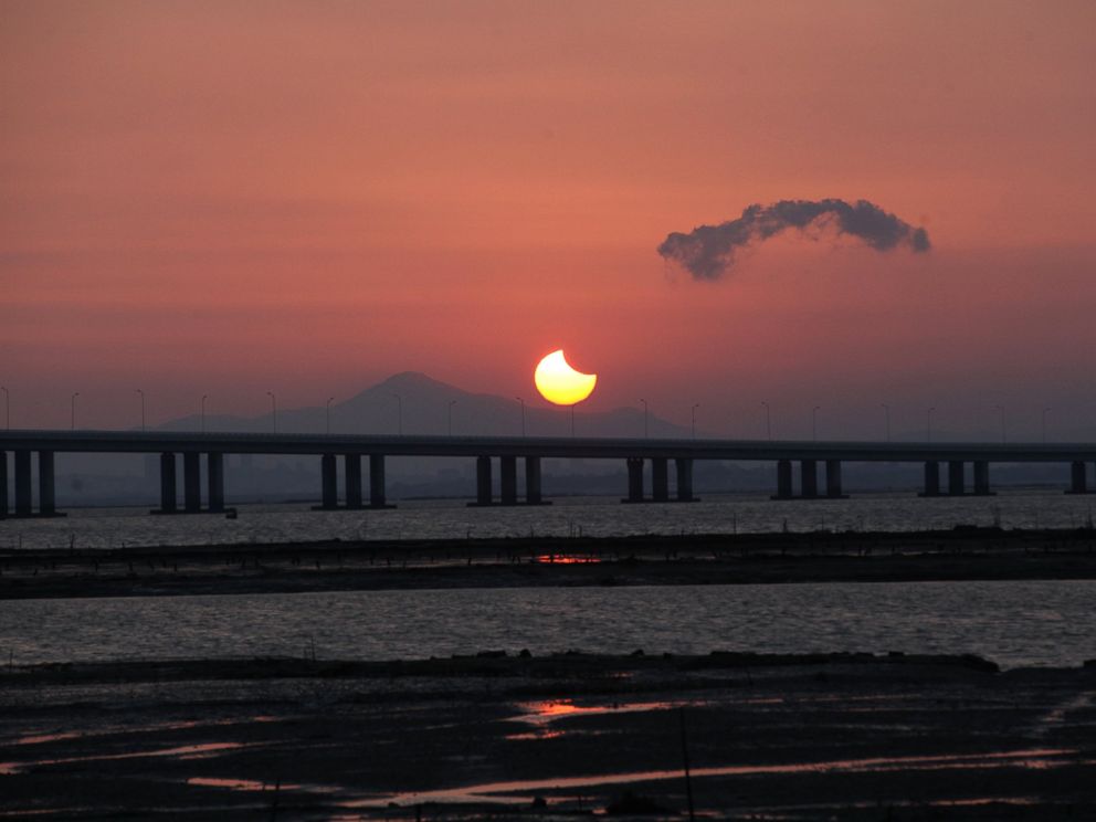 PHOTO: A partial annular solar eclipse is seen from the coast of Xiamen, China, May 21, 2012.