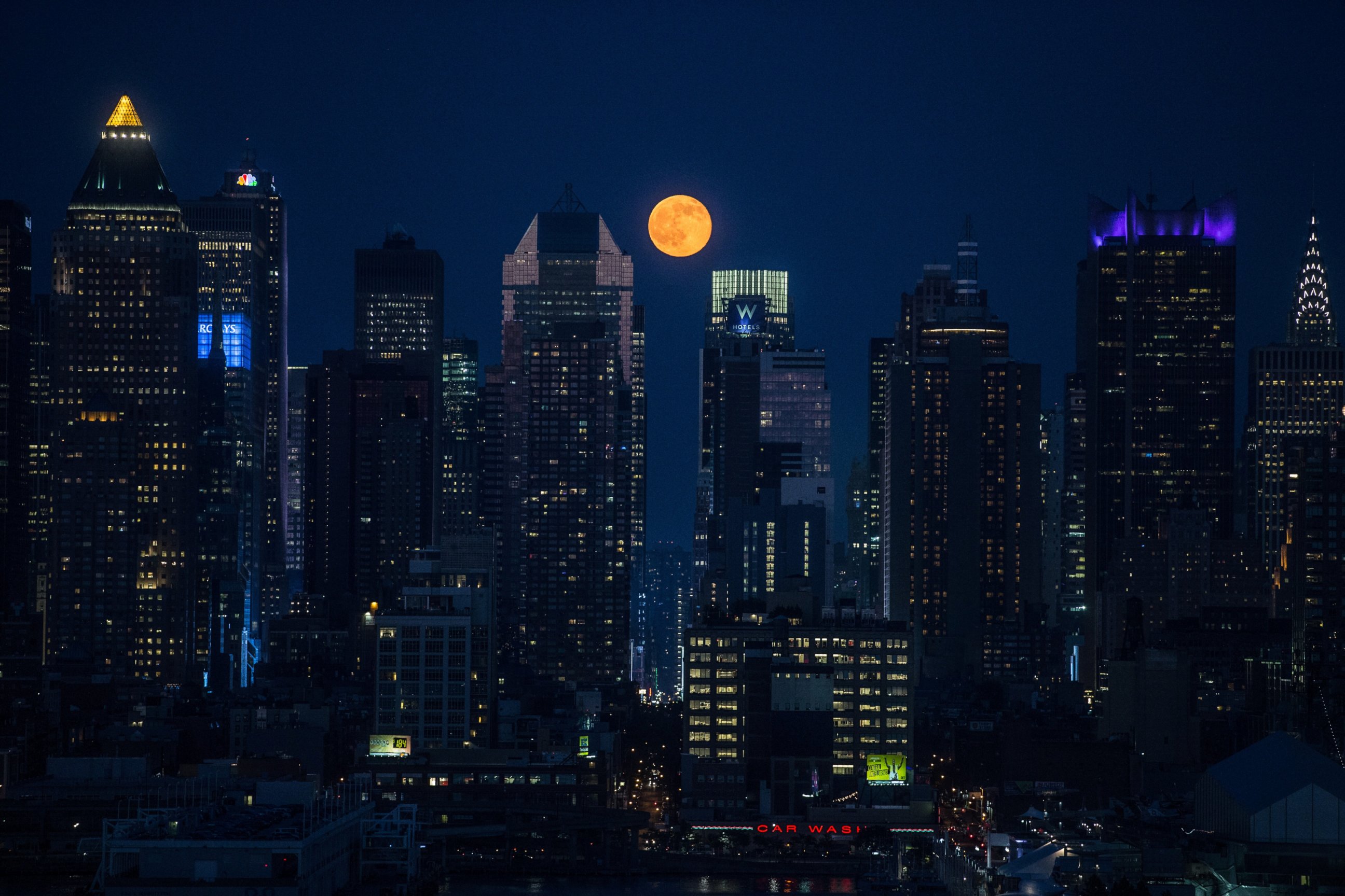 PHOTO: The full moon rises above the skyscrapers in New York, June 20, 2016. 