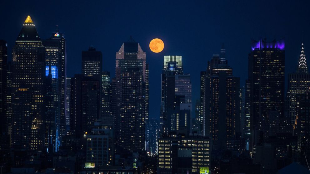 PHOTO: The full moon rises above the skyscrapers in New York, June 20, 2016. 