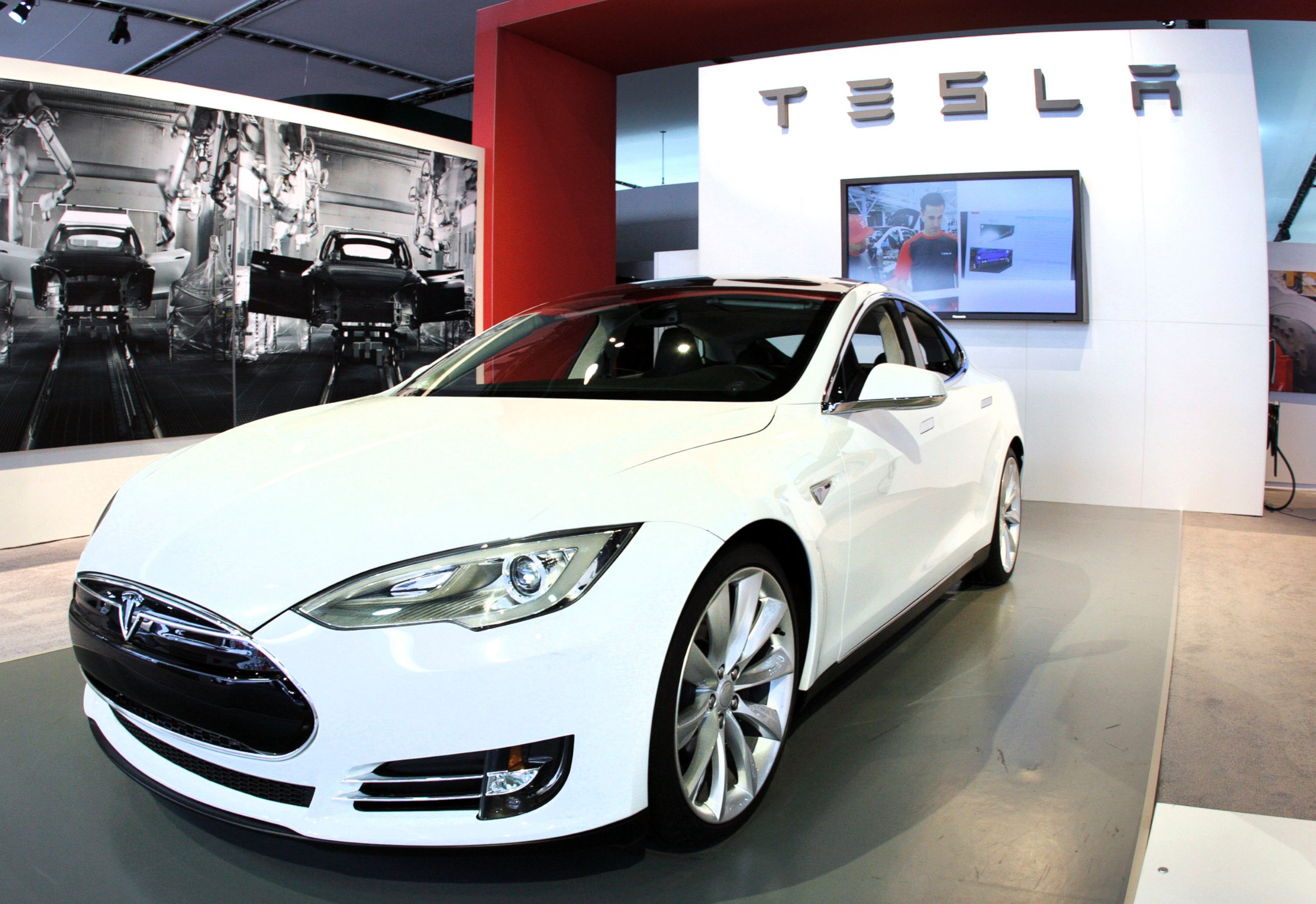 PHOTO: The Tesla Model S Signature is shown during a media preview day at the 2012 North American International Auto Show, Jan. 10, 2012, in Detroit, Michigan.
