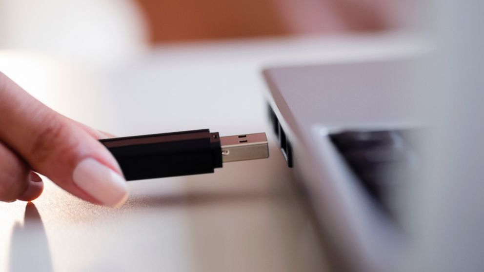 New USB Connector Plugs in Upside Down or Rightside Up - ABC News