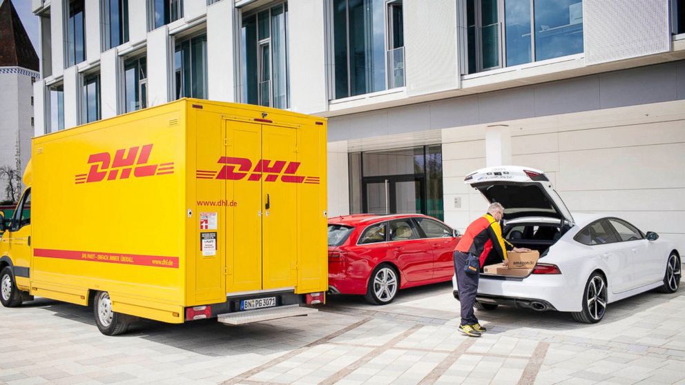 Audi is working with partners DHL Parcel and Amazon to develop an innovative logistics service: shipping parcels directly to your car’s trunk. 