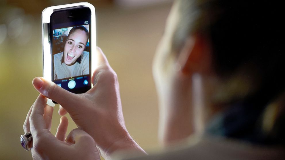 PHOTO: A girl uses the LuMee smartphone case to take a selfie.