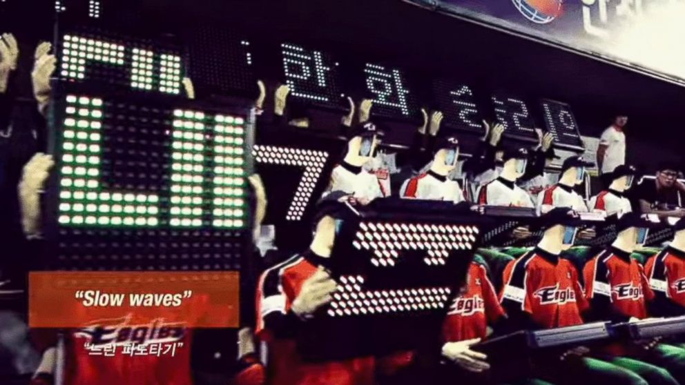 PHOTO: Korea's Hanwha Eagles have robotic fans.