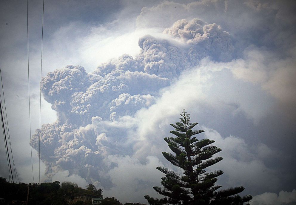 FOTO: Vista de la erupción del volcán La Soufrière en la isla caribeña de Saint-Vincent, 21 de abril de 2021. 