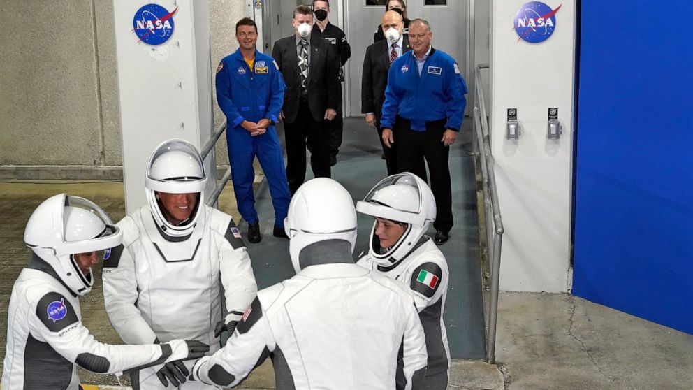 „SpaceX“ po privataus skrydžio paleido 4 NASA astronautus