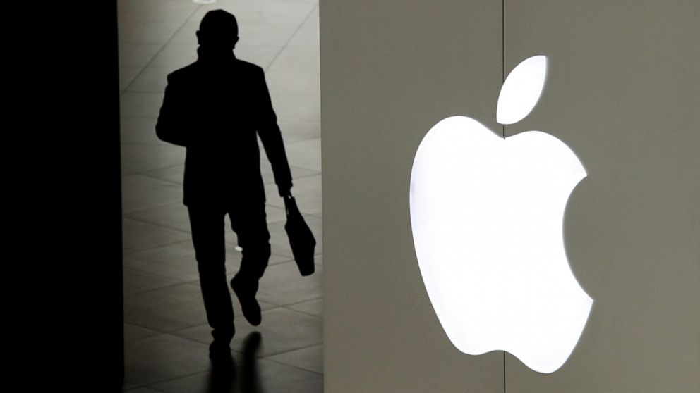 DOSSIER - In this photo of January 3, 2019, a man leaves an Apple store in Beijing. A Commercial Court judge will recommend banning imports of certain iPhones in the United States after finding that Apple's top-selling device violated the technology owned by the mobile chip maker Qualcomm. The decision of the US Trade International Trade Commission is the latest twist of a bitter legal dispute between Qualcomm and Apple over the rights of some of the technology allowing the iPhone to connect to the Internet. (AP Photo / Andy Wong, File)