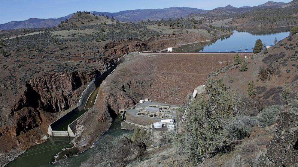 PORTLAND, Ore. -- A proposal to bring down four hydroelectric dams near the California-Oregon border cleared a major regulatory hurdle Thursday, setti