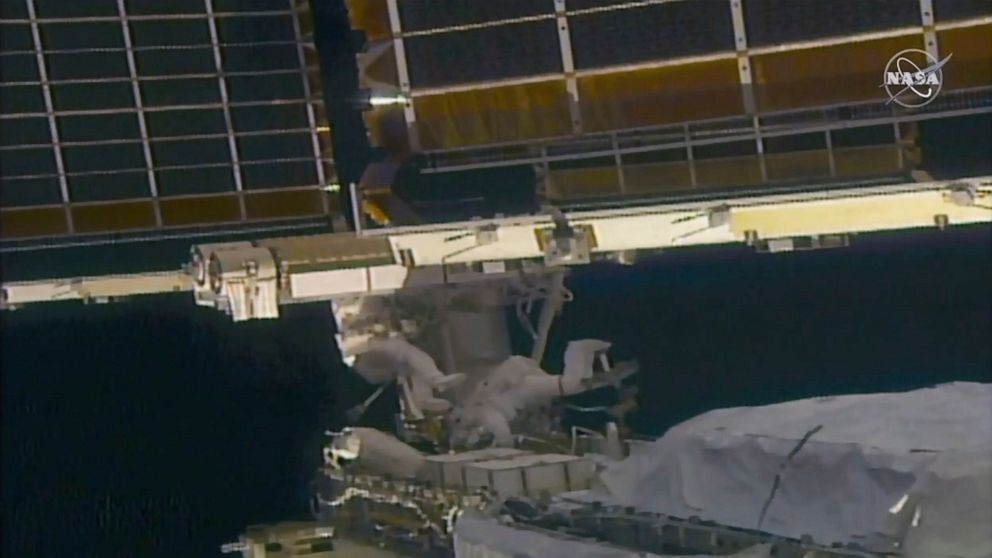 Photo of Prise 2 : Des astronautes en voyage dans l’espace installent un nouveau panneau solaire