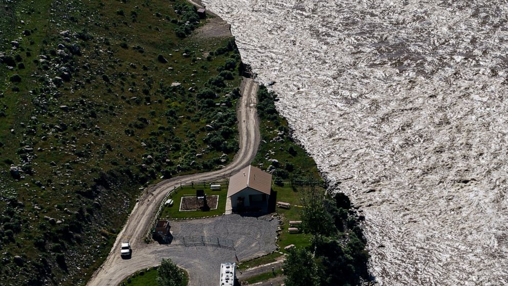 El gobernador de Montana está bajo fuego por tomarse unas vacaciones durante la inundación