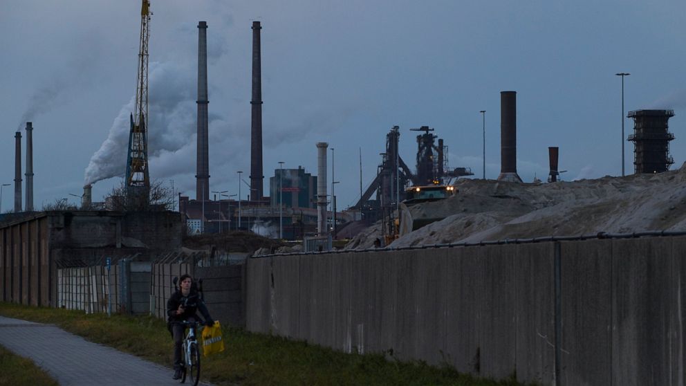 Dutch government presents measures to cut carbon emissions