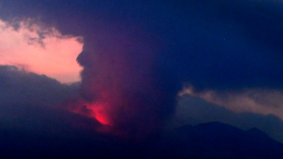日本火山爆発で2つの村避難
