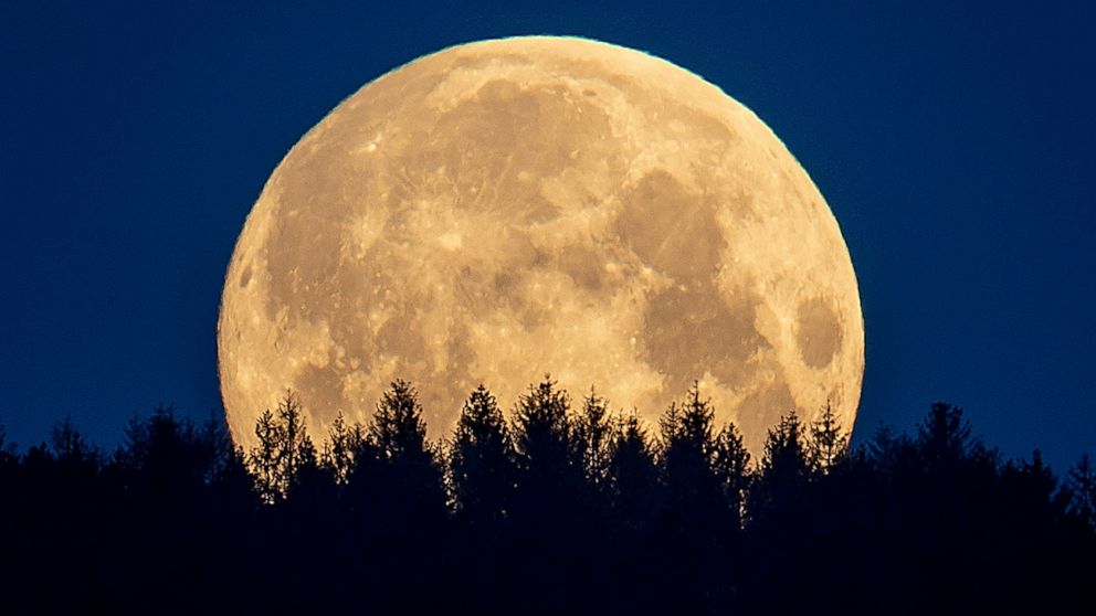 Talking to the moon: Europe pitches lunar satellites plan