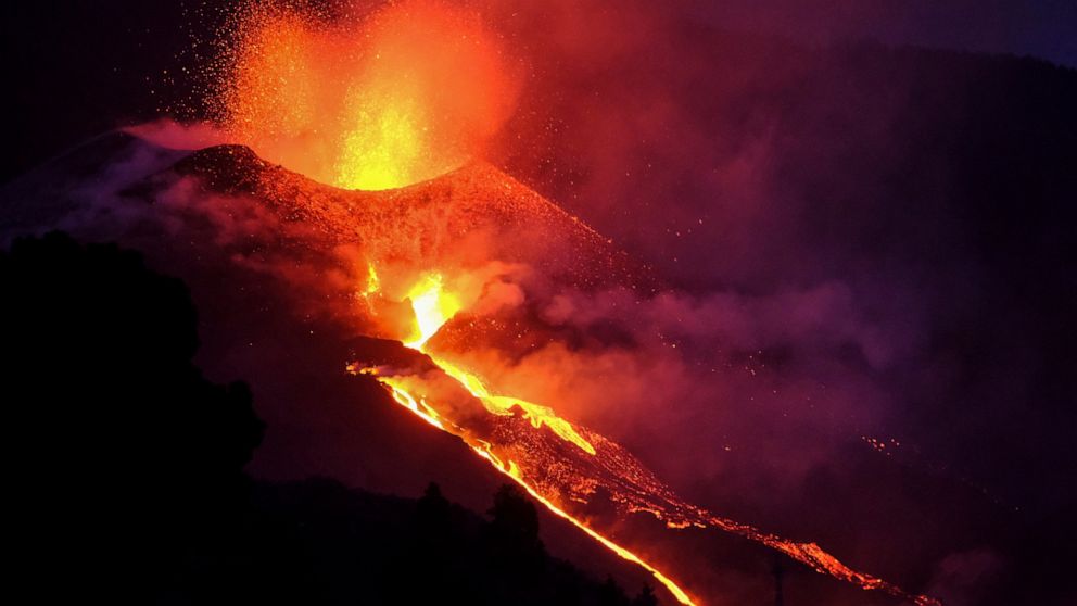 New river of lava threatens even more buildings on La Palma