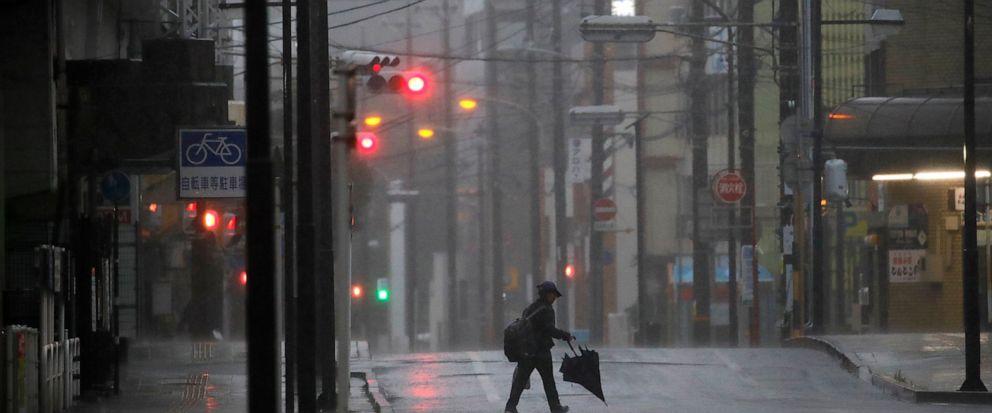 Tokyo Area Shuts Down As Powerful Typhoon Lashes Japan Abc - 