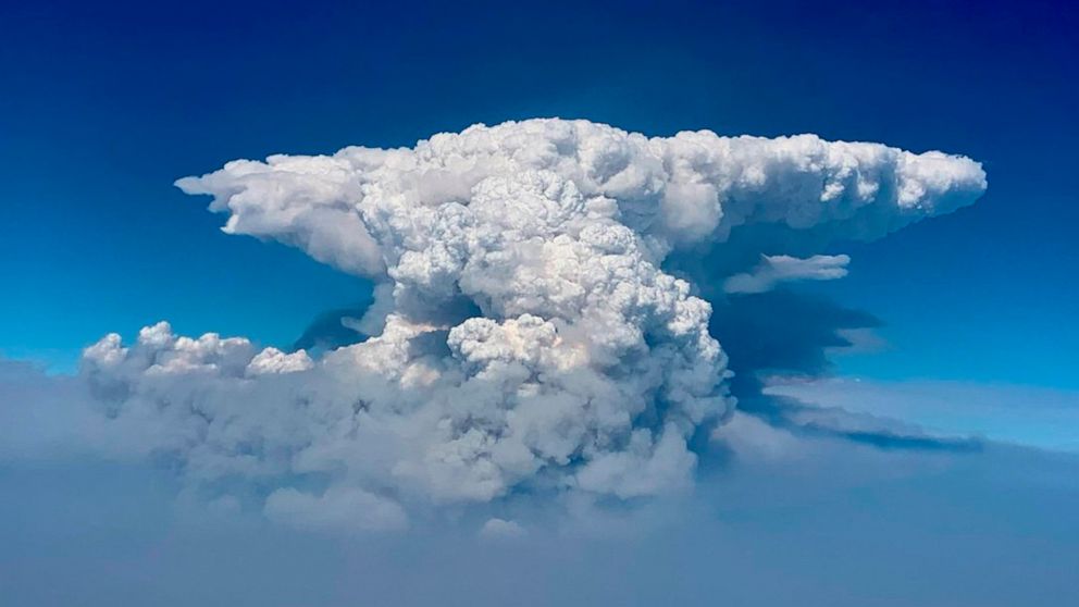 Oregon wildfire forms 'fire clouds' that pose danger below