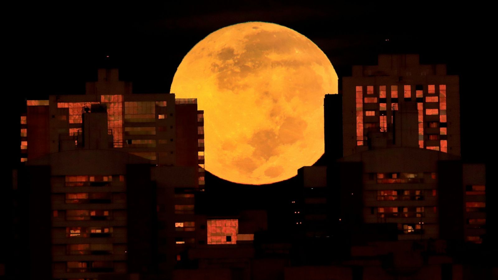 Ap Photos Lunar Eclipse Coinciding With Supermoon Dazzles Abc News
