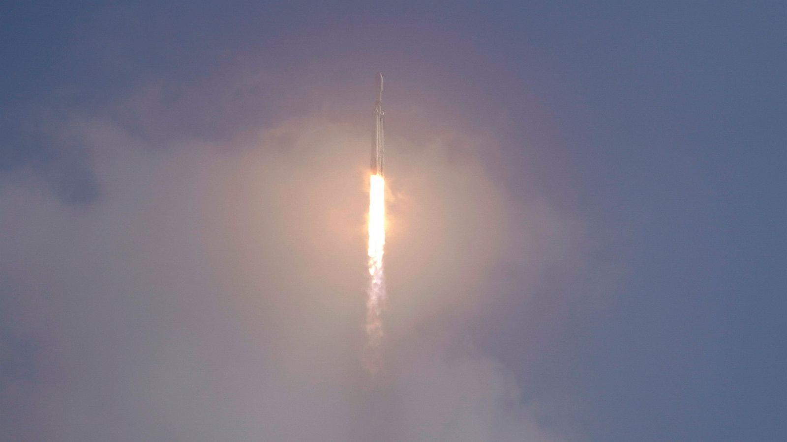 privacy hoog Oude tijden SpaceX nails booster landings after foggy military launch - ABC News
