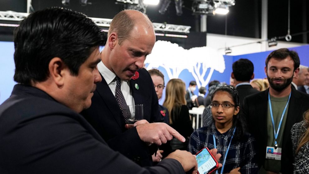 Britain's Prince William, second left, speaks with Carlos Alvarado Quesada, President of Costa Rica, left, and Earthshot finalist Vinisha Umashankar, second right, during a meeting with Earthshot prize winners and heads of state on the sidelines of t