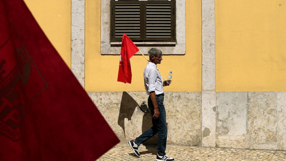 Portugal continua em alerta de incêndio florestal em meio a onda de calor e seca severa