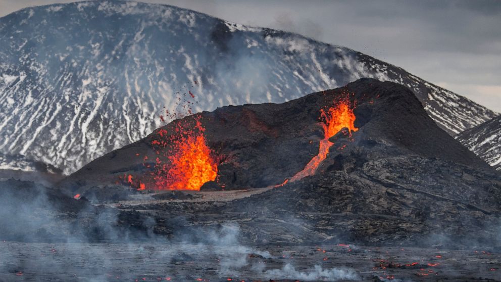 Hikers scramble as new fissure opens up at Icelandic volcano