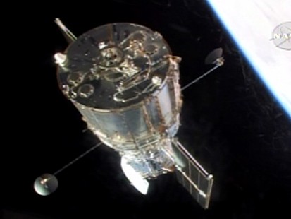 VIDEO: Astronauts release Hubble into orbit
