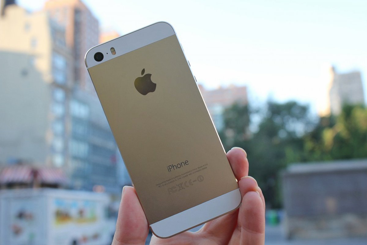 PHOTO: Gold iPhone 5s