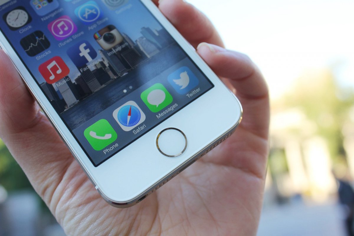 PHOTO: iPhone 5s fingerprint sensor
