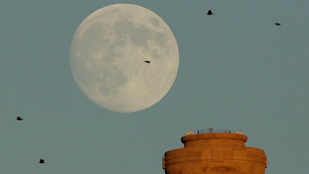 PHOTO: The waxing moon rises beyond the the tower at the Liberty Memorial on Sept. 7, 2014 in Kansas City, Mo. 
