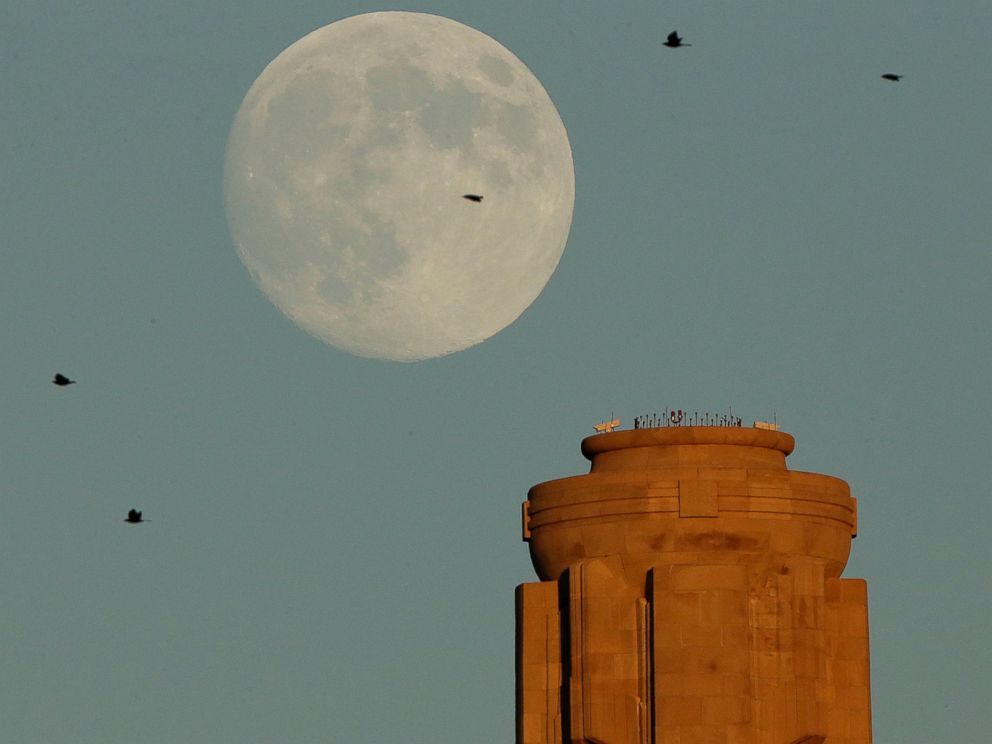 PHOTO: The waxing moon rises beyond the the tower at the Liberty Memorial on Sept. 7, 2014 in Kansas City, Mo.