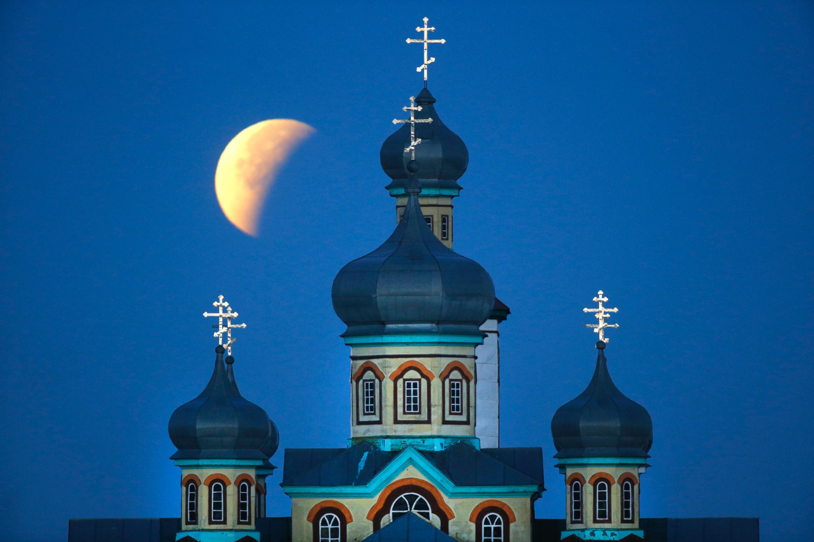 PHOTO: A supermoon is seen at the finish of a lunar eclipse behind an Orthodox church in Turets, Belarus, Sept. 28, 2015.