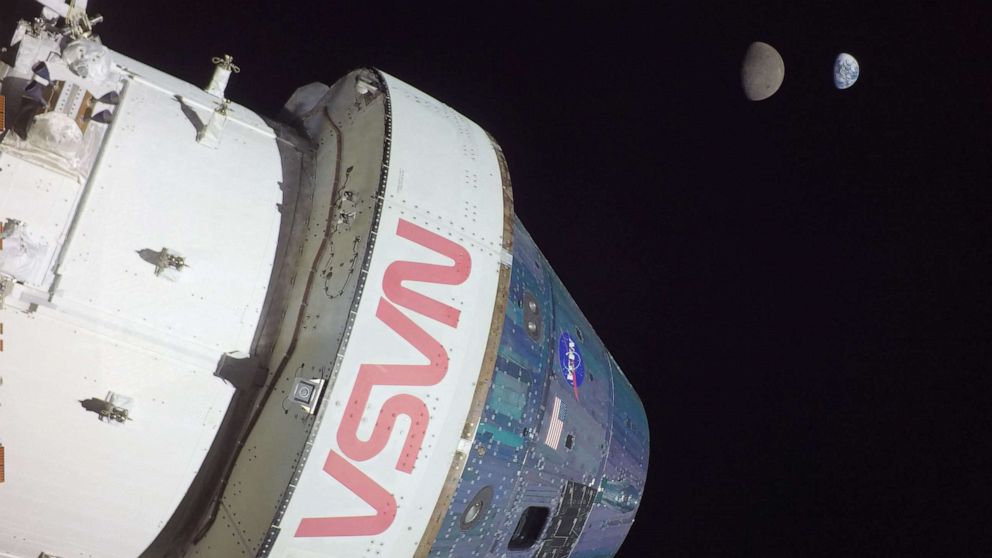 La cápsula Artemis I Orion cae después de una misión de la NASA cerca de la luna