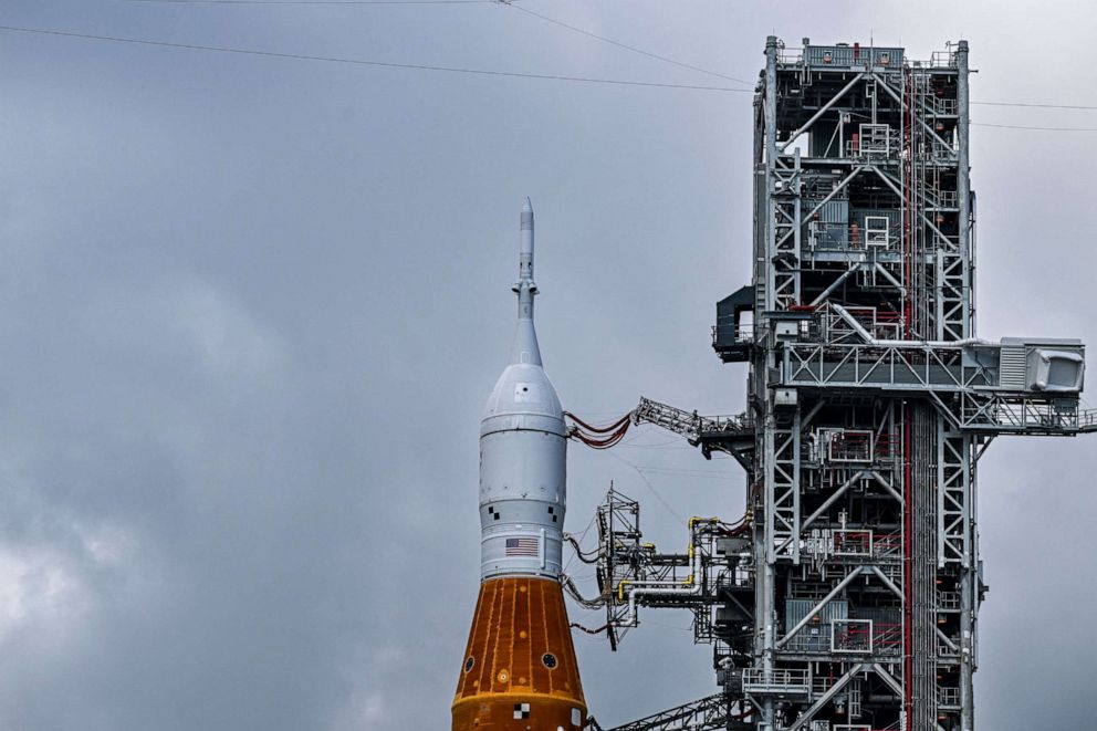 PHOTO : La fusée Artemis I se trouve sur la rampe de lancement du Kennedy Space Center à Cap Canaveral, en Floride, le 26 août 2022, avant son lancement prévu le 29 août.