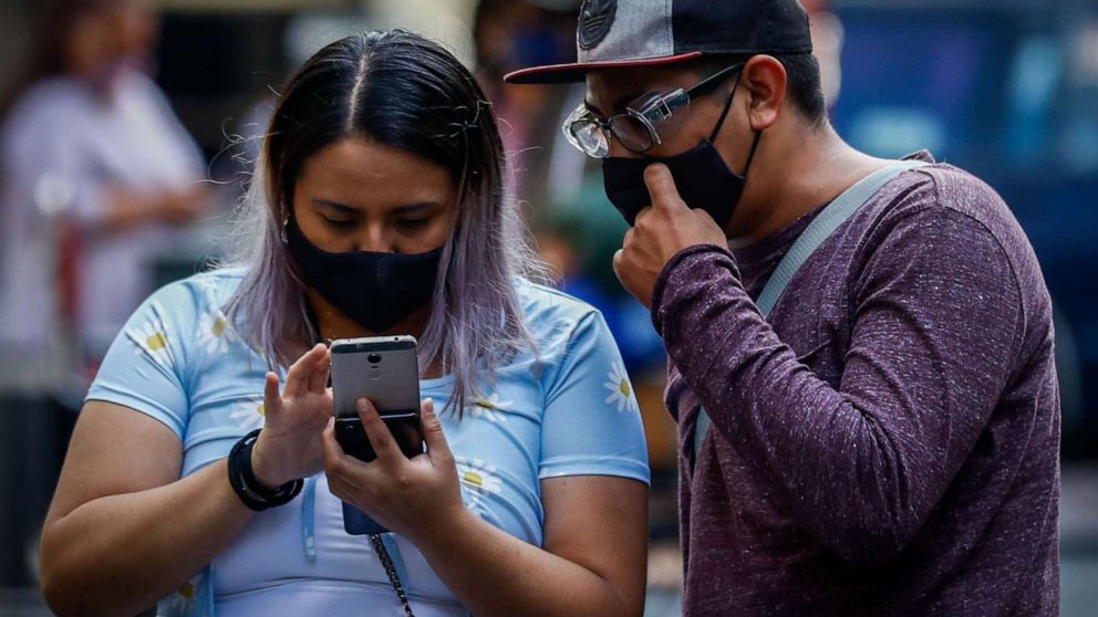 PHOTO: Thousands of smartphone users were affected since the social networks service Instagram, Facebook and WhatsApp presented problems, leaving no communication through these applications, in Mexico City, Oct. 4, 2021.