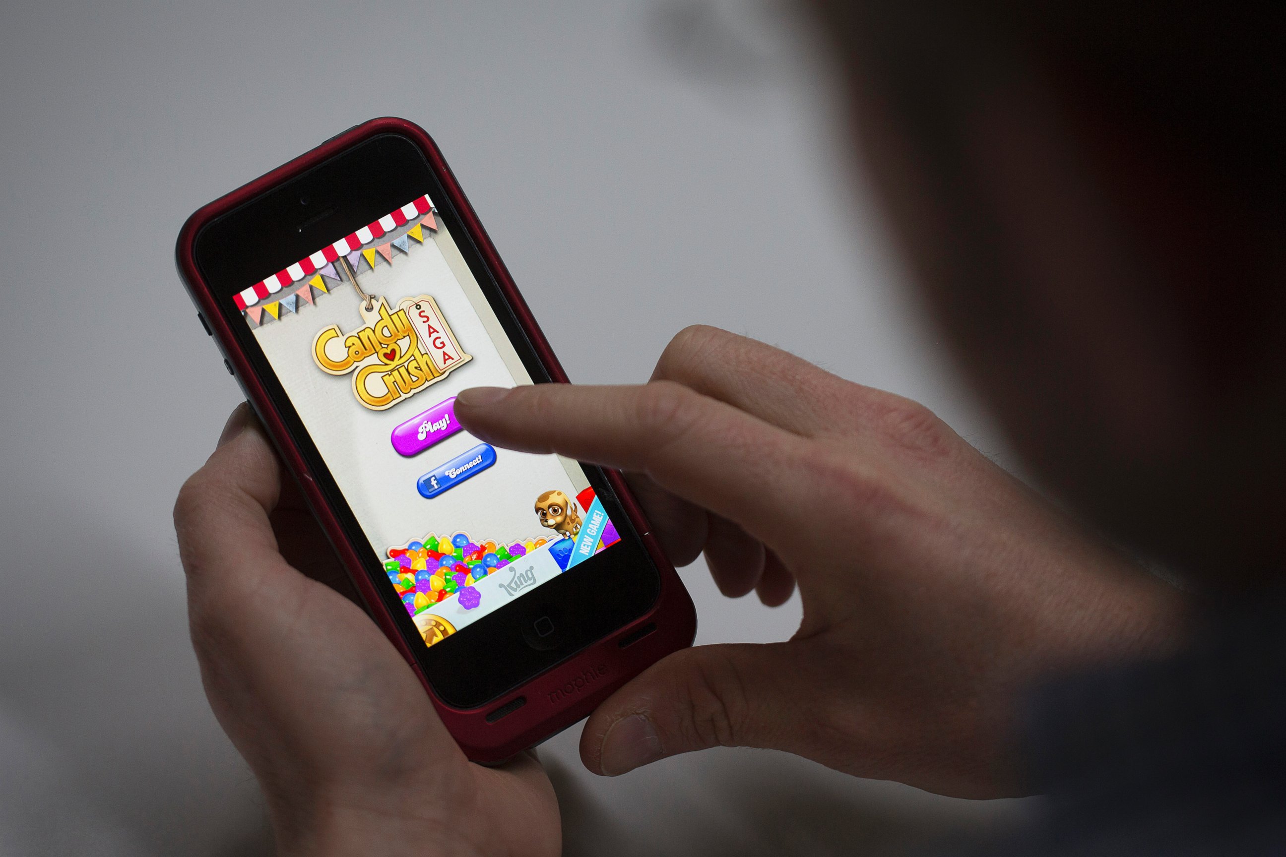 PHOTO: A user plays the "Candy Crush Saga" puzzle game on an Apple iPhone 5 in this photograph in London, U.K., on Feb. 18, 2014.