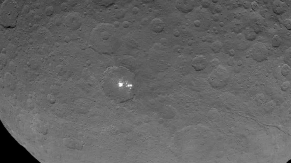 NASA's Dawn probe took its closest photo ever of the bright spots on dwarf planet Ceres.
