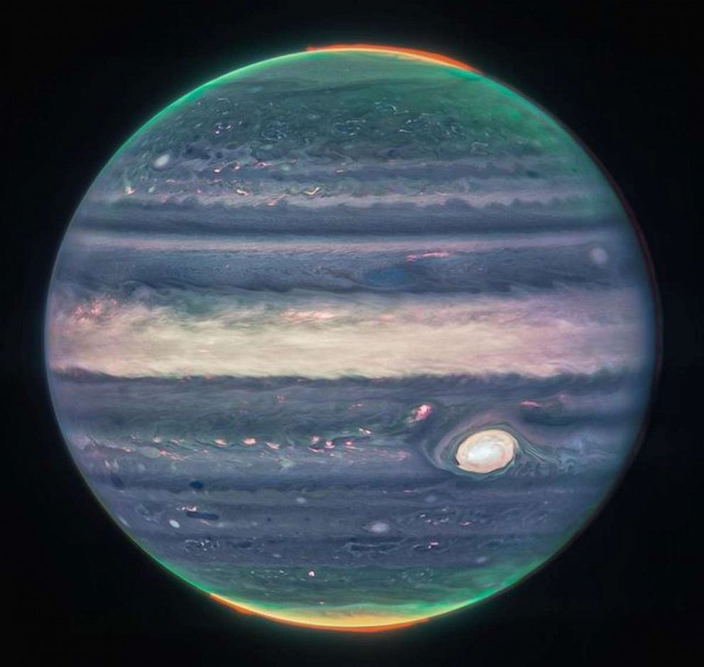 Immagine: nuove immagini web di Giove evidenziano le caratteristiche del pianeta, inclusa la turbolenta Grande Macchia Rossa.  Qui, è stato fotografato nello spazio con colori accresciuti, in un'immagine composita rilasciata dalla NASA.