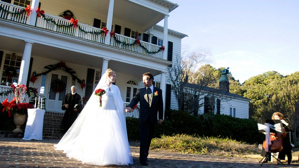 PHOTO: In this Nov. 24, 2012, file photo, a couple hold hands for photographs at Litchfield Plantation in Pawleys Island, South Carolina.