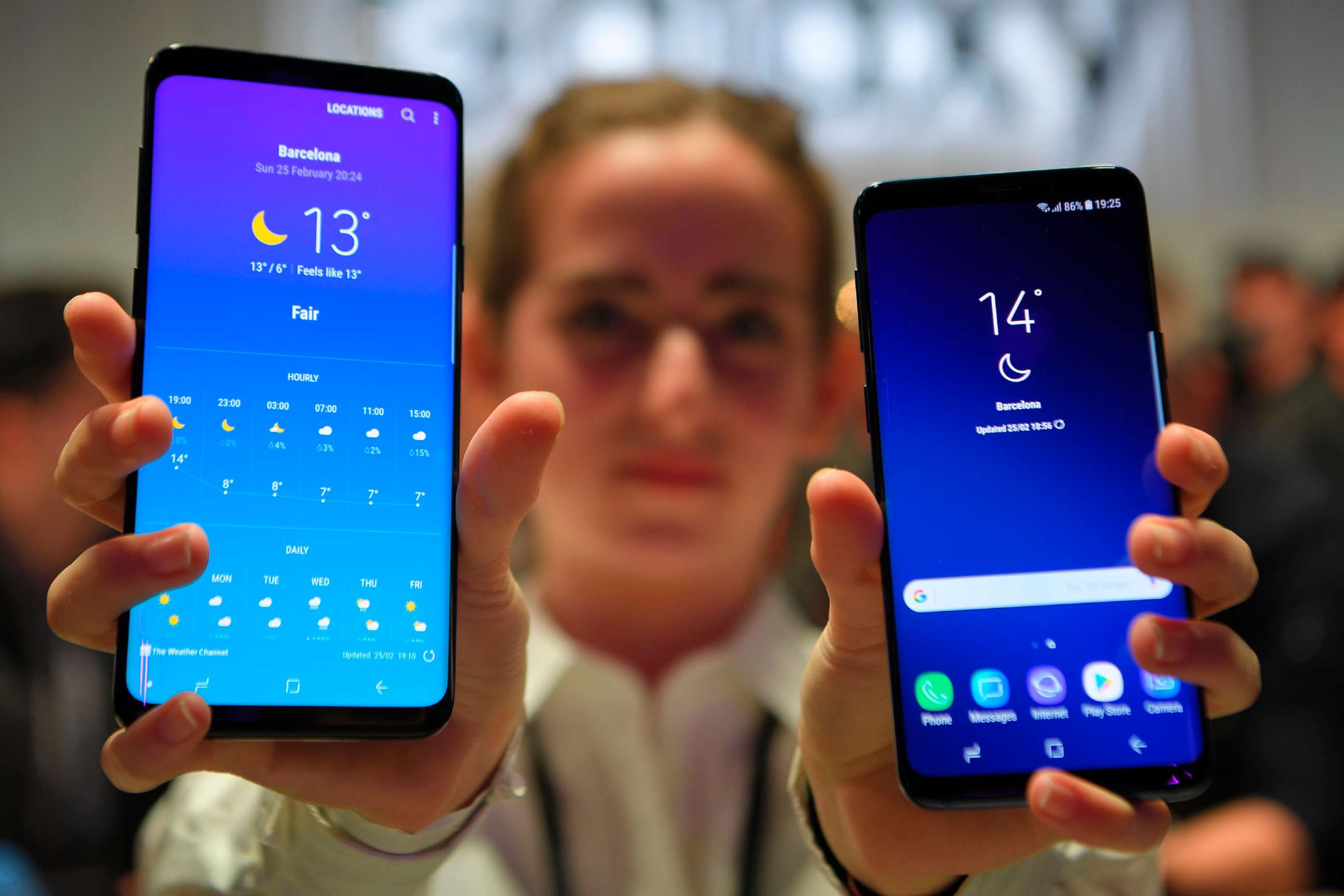 PHOTO: A hostess holds two new Samsung Galaxy S9 mobile phones during the Samsung Galaxy S9 Unpacked event on Feb. 25, 2018 in Barcelona.
