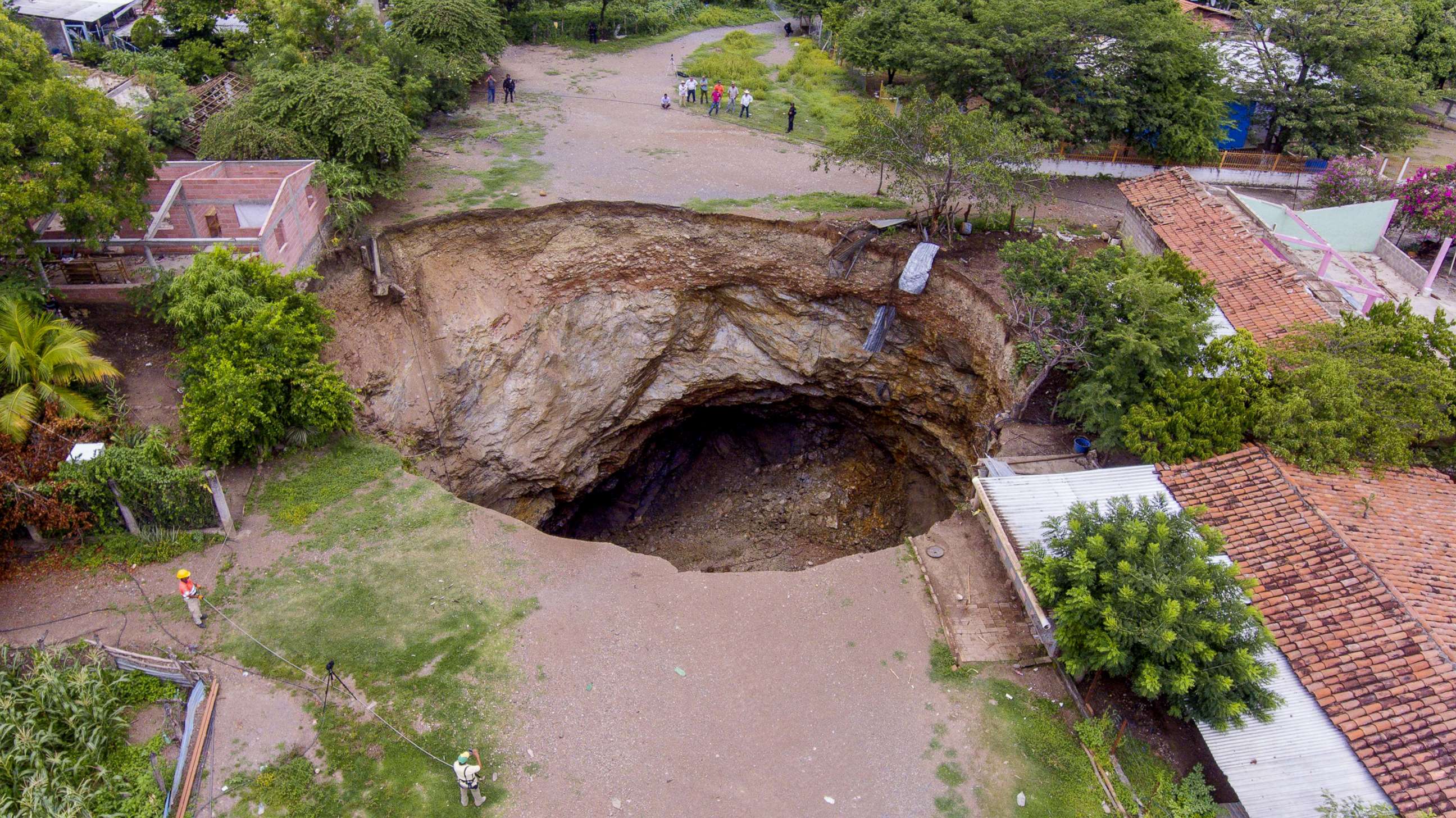 Mexico sinkhole grows Picture | Incredible sinkholes around the world ...