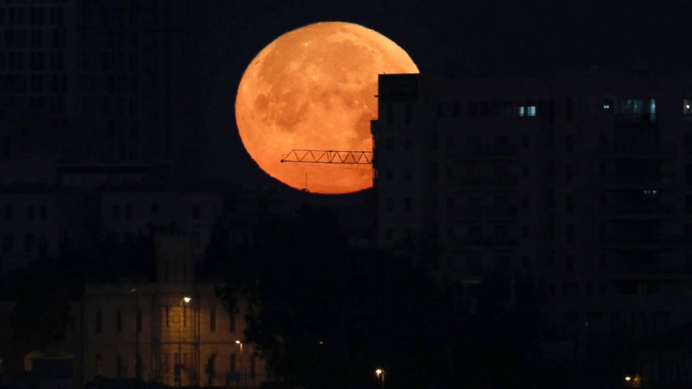 PHOTO: A Super moon rises above the old city of Jerusalem, Jan. 31, 2018.