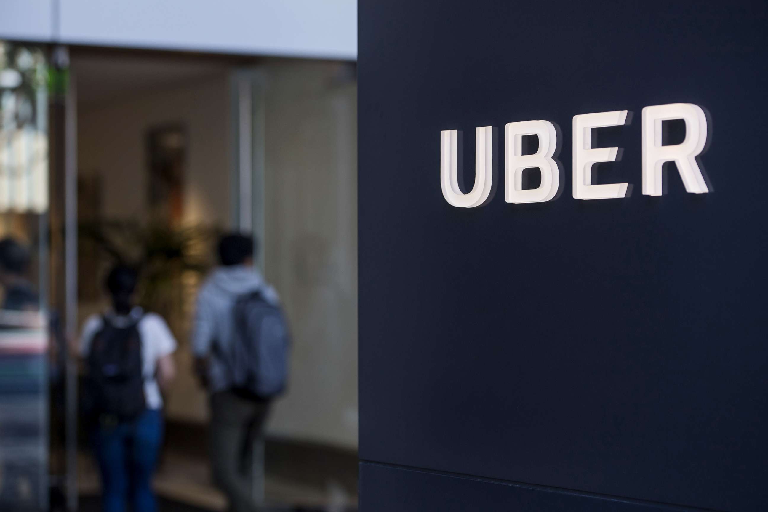 PHOTO: People enter the Uber Technologies Inc. headquarters building in San Francisco, June 21, 2017