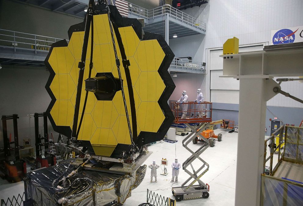 СНИМКА: Инженери и техници сглобяват космическия телескоп Джеймс Уеб в Центъра за космически полети Годард на НАСА, 2 ноември 2016 г. в Грийнбелт, Мериленд.
