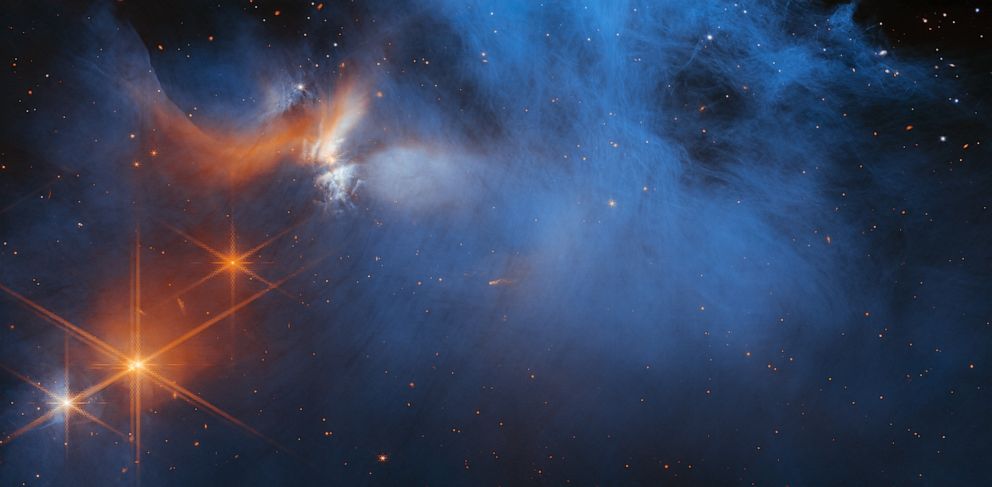 СНИМКА: Това изображение от близката инфрачервена камера (NIRCam) на космическия телескоп Джеймс Уеб на НАСА показва централната област на тъмния молекулярен облак Chamaeleon I, който се намира на 630 светлинни години.